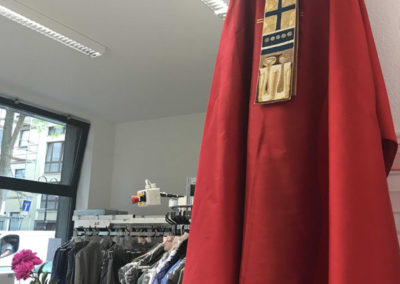 Reinigung, Die Textilpflege, Paderborn, Abendbekleidung, Blusen, Röcke, Sakkos, Hosen, Winterbekleidung mit Imprägnierung, Krawatte, Brautkleid, Daunenbettdecken, Reinigung von kirchlichen Gewändern